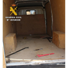 Imagen del interior de la furgoneta en la que huían los  presuntos autores de un delito de robo en grado de tentativa.- G.C.
