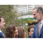 Alfonso Fernández Mañueco saluda al Rey Felipe VI, antes de la Conferencia de Presidentes en La Palma. ICAL