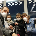 La familia burgalesa en el aeropuerto de Barajas. ICAL