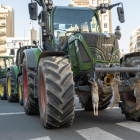 Un tractor con conejos colgados durante una protesta convocada por sindicatos agrarios para pedir medidas contra la plaga de conejos.- EUROPA PRESS