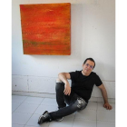 El pintor segoviano Alberto Reguera, con una de las obras que conforman su exposición "Autour du rouge", en la galería parisina Olivier Nouvellet. -ICAL