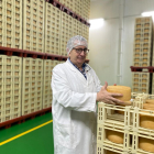 José Luis Moralejo muestra una de sus referencias de queso de oveja que madura en sus instalaciones antes de salir al mercado.- H.M.