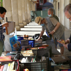 Puesto de libros de segunda mano  en el mercadillo de la plaza Mayor de Palencia.- ICAL