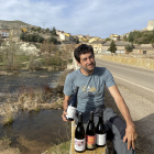 Luis Martín, con sus vinos en el puente sobre el río Arlanza en la localidad cerrateña de Palenzuela. - LA POSADA