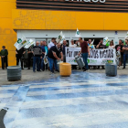 Ganaderos reparten leche gratis y protestan por los precios bajos de algunas marcas en el Carrefour de Salamanca - EUROPAPRESS/LAYA
