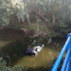 Imagen del vehículo que cayó al río Nela.- E. M.