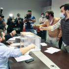 Los candidatos a la Presidencia y a la Secretaría General del Partido Popular de León, Javier Santiago y David Fernández, votan en las elecciones primarias. ICAL