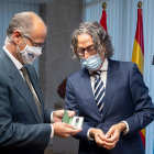 El presidente de las Cortes, Luis Fuentes, recibe al fiscal superior Santiago Mena. - ICAL