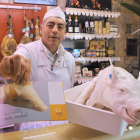 Un cochinillo marca de Segovia a la venta en las carnicerías de la provincia. Alberto Benavente/ Ical