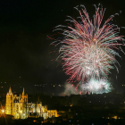 Fuegos artificiales en la noche de San Juan de León