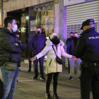 Una cuarentena de personas se reivindican en contra del toque de queda en la calle Mayor de Palencia. | ICAL