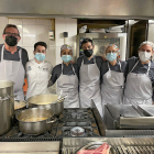 Foto del equipo de cocina que trabaja en el restaurante ponferradino. / LA POSADA
