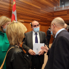 El procurador del Común, Tomás Quintana, conversa con Igea y otros consejeros de la Junta.- ICAL