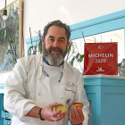 Miguel Martínez, del restaurante La Tronera, elabora tartas saladas de productos bercianos y una versión del botillo que pronto enviará a domicilio. LA POSADA
