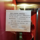 Mensaje aparecido en el ascensor donde vive la médico segoviana. E. M.