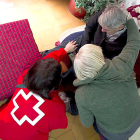 Una voluntaria de Cruz Roja visita a dos personas mayores en el marco de los programas de atención, imagen de archivo. - CRUZ ROJA