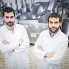 Daniel Zamora y Francisco Pérez, responsables de Aperitivos  Añavieja que han innovado con sus productos. | GONZALO MONTESEGURO