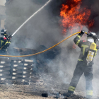 Los bomberos de León intervienen en el incendio de una nave en Santa Olaja de la Ribera.- ICAL