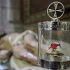 Piedra auténtica del Santo Sepulcro entregada por el Custodio de Tierra Santa y recibida por la Cofradía Santo Sepulcro Esperanza de la Vida de León. | ICAL