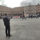 El concejal salmantino Fernando Castaño interviene en la concentración de autónomos en la Plaza Mayor de Salamanca. - EUROPA PRESS