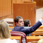 El procurador popular Ángel Ibáñez en la segunda sesión del pleno de las Cortes de Castilla y León.- ICAL