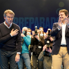 Alfonso Fernández Mañueco aplaude a un agradecido Feijóo durante el mitin del candidato a la presidencia nacional del PP.- ICAL