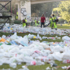 Operarios del servicio de limpieza del Ayuntamiento de León, retiran la basura acumulada en la orilla del Río Bernesga de la capital leonesa tras la noche de San Juan.- ICAL