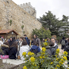 Semana Santa en Ávila. Turistas en el acceso a la Muralla en la Plaza de Adolfo Suárez. - ICAL