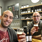 Los hermanos  Héctor (i) e Israel García (d) son los impulsores de esta cervecera artesana. - E.M.