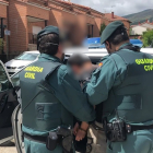 Agentes de la Guardia Civil detienen a ocho personas y desmantelan un importante punto de venta de marihuana en Candeleda (Ávila). - GUARDIA CIVIL