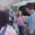 Barcones conversa con los representantes de los trabajadores de Siro antes de la salida del autobús a Madrid.- ICAL
