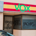 Pintadas en la fachada de la sede de Vox en Soria. ICAL