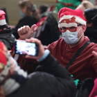 Un hombre disfrazado se hace una fotografía minutos antes del inicio de la celebración del Sorteo Extraordinario de la Lotería de Navidad 2021, en el Teatro Real de Madrid, a 22 de diciembre de 2021, en Madrid, (España). - Europa Press