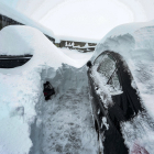 Dos coches en su cochera están completamente sepultados por la nieve fruto de las intensas precipitaciones en el puerto Pajarés de León ICAL
