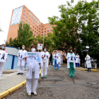 Médicos del Hospital Clínico de Valladolid participan en un homenaje a los sanitarios fallecidos en España durante del crisis del covid-19. -ICAL