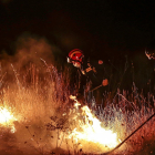 Los Bomberos de León trabajando en la extinción de un incendio, en una imagen de archivo.- ICAL