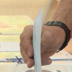 Un hombre deposita su voto en una urna en una imagen de archivo. EL MUNDO