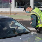 Agente controla las entradas y salidas de Salamanca, confinada por la COVID-19