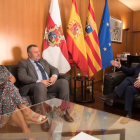 Eduardo Morán, presidente de la Diputación de León, se reúne con su homólogo de la Diputación de Huesca, Miguel Gracia. -ICAL