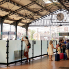 Viajeros esperando la llegada de un tren en la estación Campo Grande de Valladolid. -ICAL