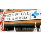 Concentración de los trabjadores del Hospital El Bierzo de Ponferrada (León), en defensa de la sanidad pública y contra los recortes. - E. M.