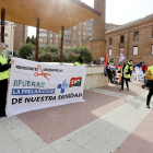 Miembros de la CNT poco antes de que comenzara la concentración contra la precariedad sanitaria en Valladolid. ICAL
