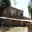 . La Guardia Civil investiga en el domicilio de Villagarcía de la Vega, León, donde tuvieron lugar los hechos. - ICAL