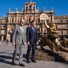 El alcalde de Salamanca, Carlos García Carbayo, y el presidente de la Diputación Provincial de Salamanca, Javier Iglesias, inauguran la nueva exposición de esculturas de Xu Hongfei. -ICAL