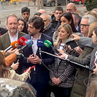 Vázquez atiende a los medios de comunicación en un acto de presentación de la candidatura, junto a Arrimadas. E. M.