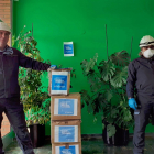Operarios de la compañía eléctrica Endesa junto al lote de mascarillas distribuidas a los ayuntamientos de Ponferrada y Cubillos del Sil