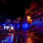 Un incendio calcina la tercera planta y el bajo cubierta de una vivienda en San Clemente de Valdueza, León. -ICAL
