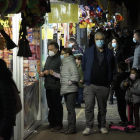 Personas con mascarilla en un mercado navideño de Valladolid.- PHOTOGENIC