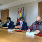 El consejero de Fomento y Medio Ambiente, Juan Carlos Suárez-Quiñones, firma el acuerdo sectorial que asegura el sostenimiento del empleo y las condiciones laborales de los trabajadores de transporte público. -ICAL