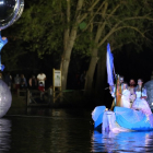 Espectáculo acuático de circo, música y luz en la dársena del canal de Castilla en Palencia. - ICAL